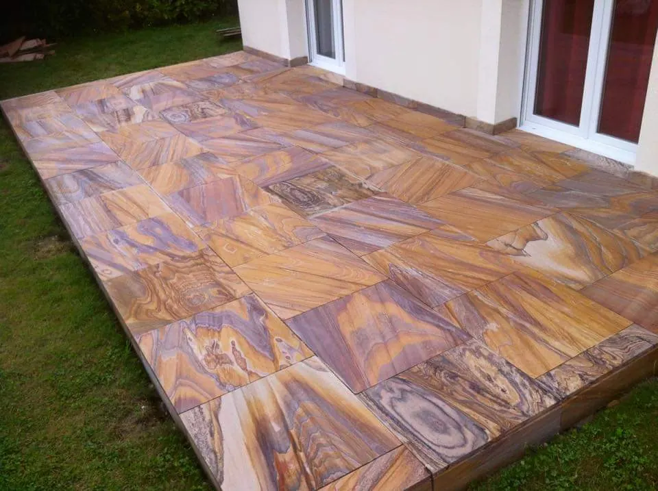 Terrasse en grès arc-en-ciel (rainbow sandstone), réalisation Dekorenov