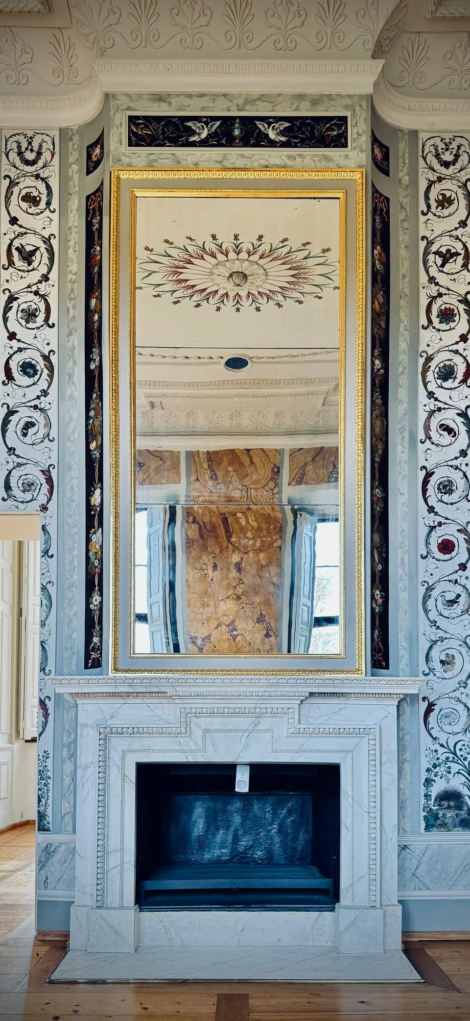 Cheminée classique sculptée en marbre