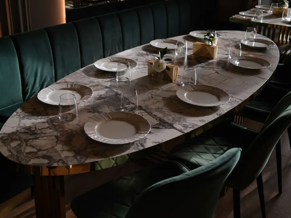 Table en marbre dressée pour le dîner
